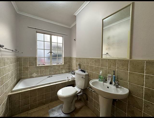 3 BEDROOM TOWNHOUSE FOR SALE IN CASTLEVIEW